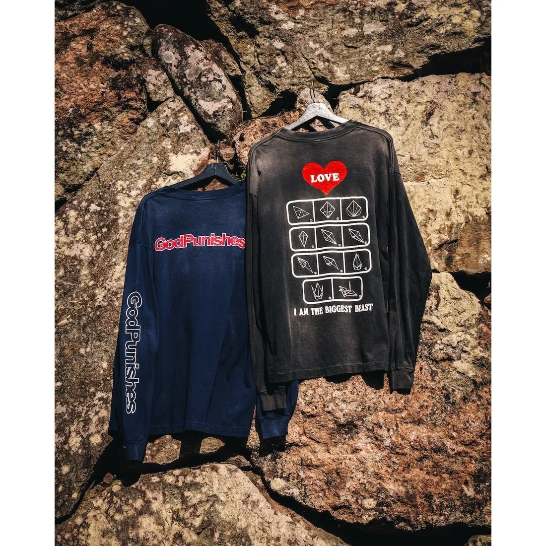 SAINT Mxxxxxx LS TEE/LOVE/BLK LOVE Love Thousand Paper Cranes distressed long sleeves with holes, washed black S-XL, look for cylindrical fabrics without side seams, don’t buy open ones anymore, boring Assute ready-made garments dyed, the whole piece is spray-painted and faded, the collar and cuffs are frayed, many places are worn, the original printing is restored/accessories are complete, with little angel anti-counterfeiting label